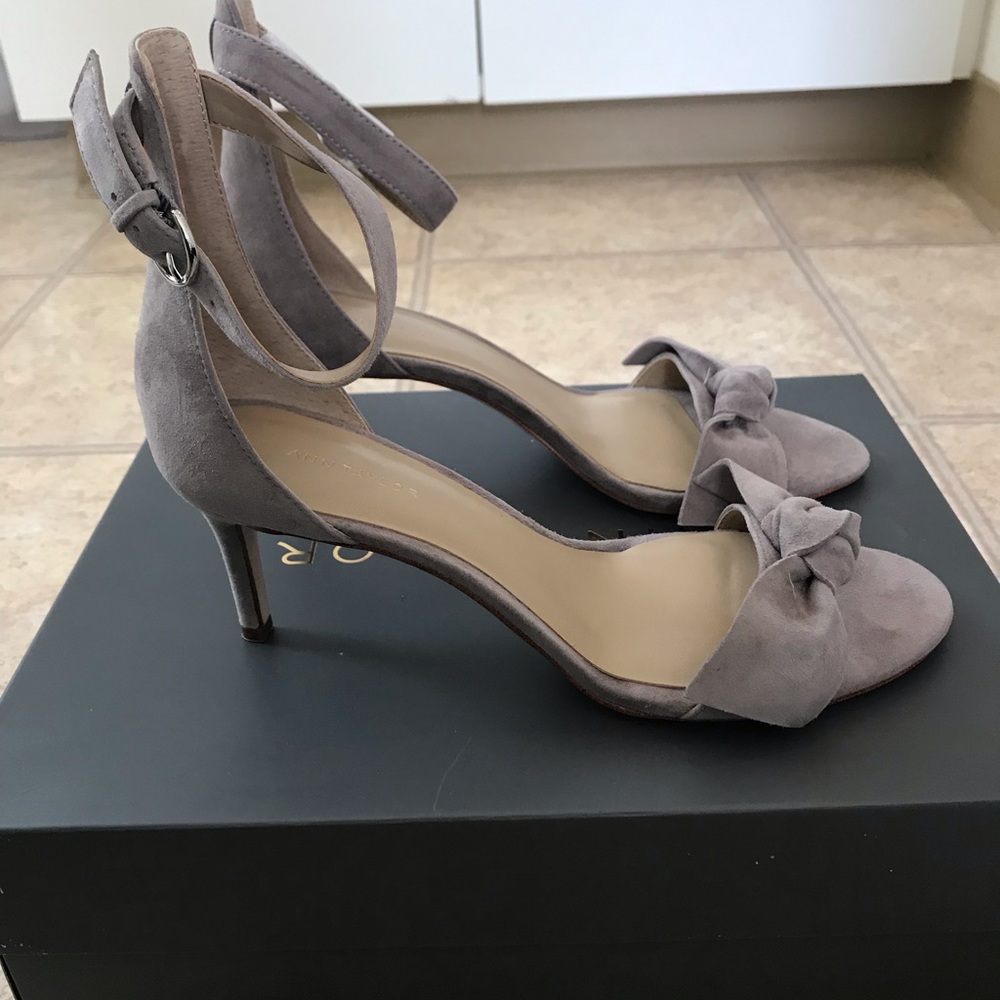 Brand New Ann Taylor “Erica Suede Bow Sandal”